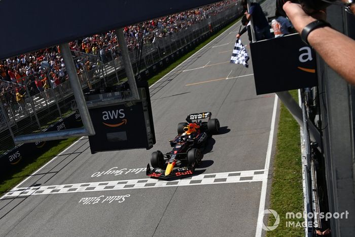 Max Verstappen, Red Bull Racing RB18, 1ª posición, toma la bandera a cuadros