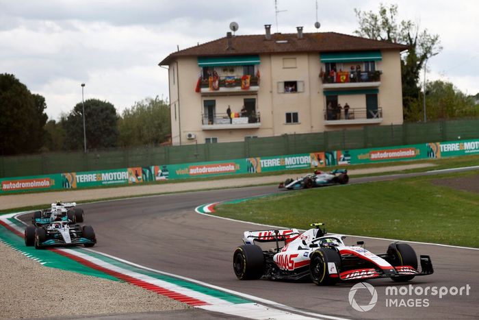 Mick Schumacher, Haas VF-22, George Russell, Mercedes W13