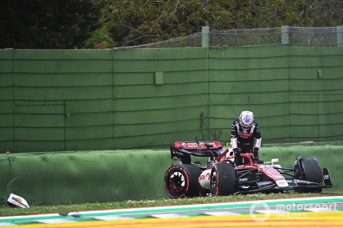 Zhou Guanyu, del equipo Alfa Romeo F1, sale de su coche dañado