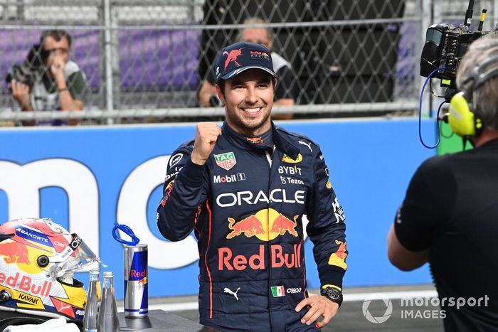 Ganador de la pole, Sergio Pérez, de Red Bull Racing, celebra tras la clasificación 