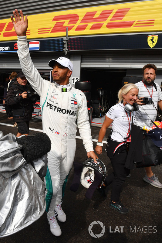 Lewis Hamilton, Mercedes AMG F1, festeggia nel parco chiuso