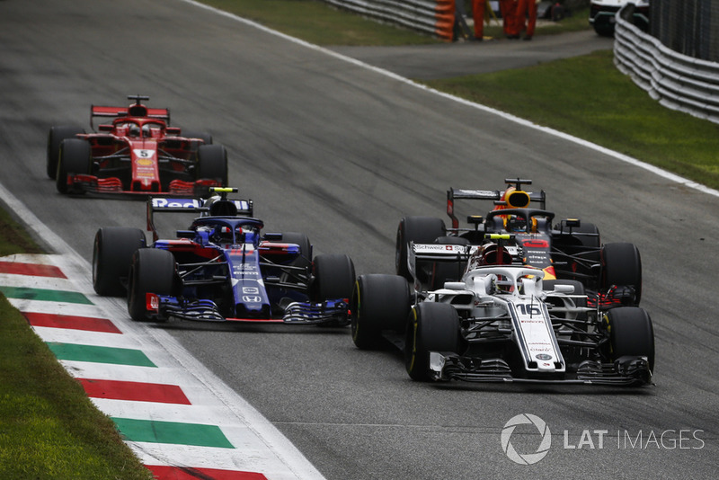 Pierre Gasly, Scuderia Toro Rosso STR13, Charles Leclerc, Alfa Romeo Sauber C37, Sebastian Vettel, Ferrari SF71H and Daniel Ricciardo, Red Bull Racing RB14 battle