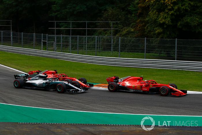 Sebastian Vettel, Ferrari SF71H y Lewis Hamilton, Mercedes AMG F1 W09 se tocan