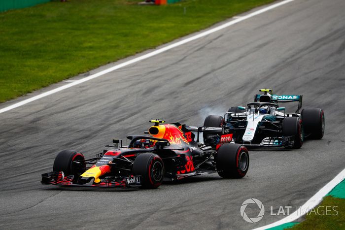 Max Verstappen, Red Bull Racing RB14, y Valtteri Bottas, Mercedes AMG F1 W09