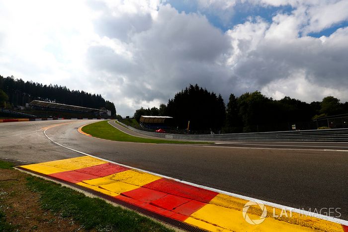 Superficie de la pista raspada con marcas de debajo de las bandejas