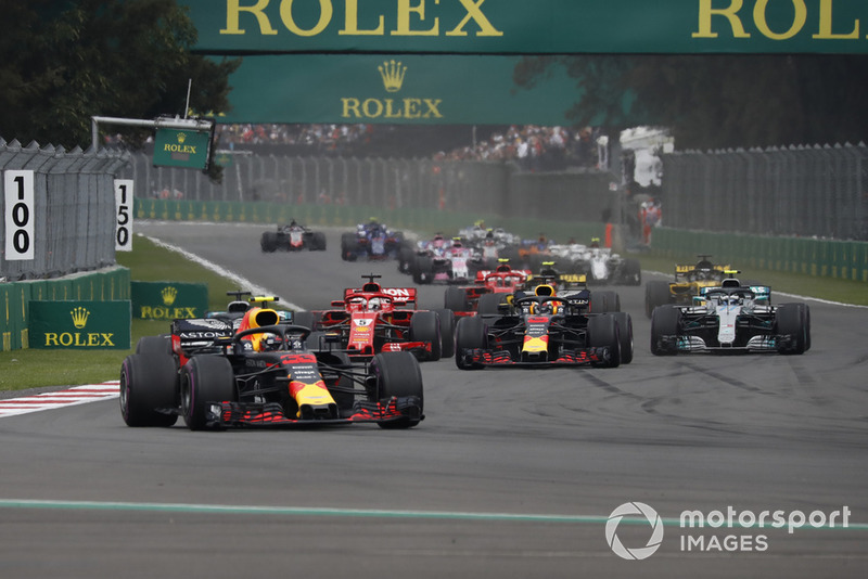 Макс Ферстаппен, Red Bull Racing RB14, лідирує
