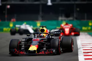 Daniel Ricciardo, Red Bull Racing RB14, voor Sebastian Vettel, Ferrari SF71H