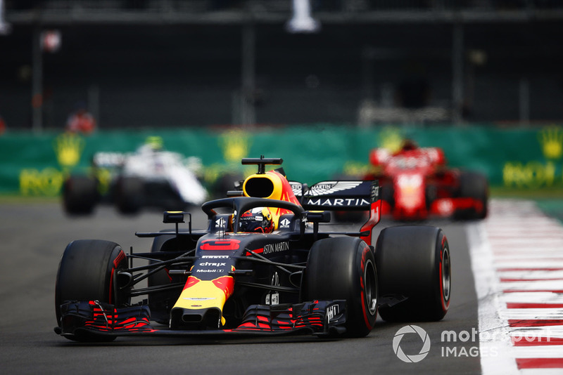 Daniel Ricciardo, Red Bull Racing RB14, leads Sebastian Vettel, Ferrari SF71H