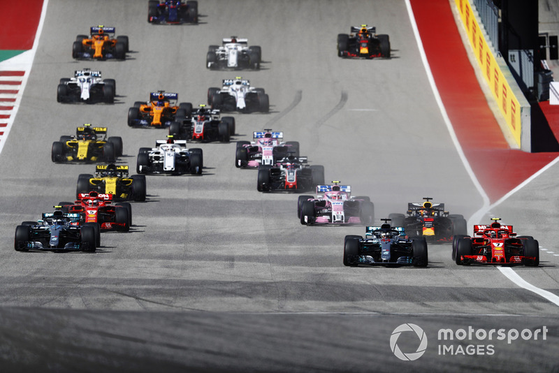 Lewis Hamilton, Mercedes AMG F1 W09 EQ Power+, lotta con Kimi Raikkonen, Ferrari SF71H, alla partenza della gara