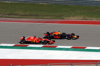 Daniel Ricciardo, Red Bull Racing RB14 and Sebastian Vettel, Ferrari SF71H battle