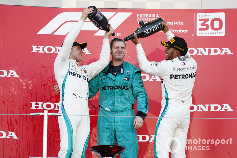 Il vincitore della gara Lewis Hamilton, Mercedes AMG F1, e Valtteri Bottas, Mercedes AMG F1, spruzzano lo Champagne, sul podio