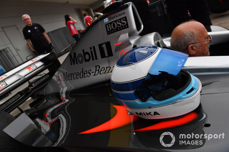 Автомобиль McLaren MP4-13 и шлем Мики Хаккинена, Legends F1 30th Anniversary Lap Demonstration