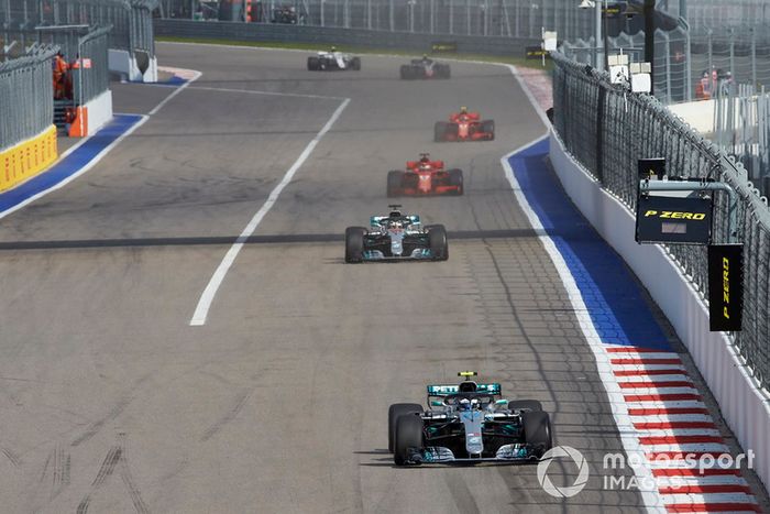 Valtteri Bottas, Mercedes AMG F1, lidera a Lewis Hamilton, Mercedes AMG F1 y Sebastian Vettel, Ferrari SF71H