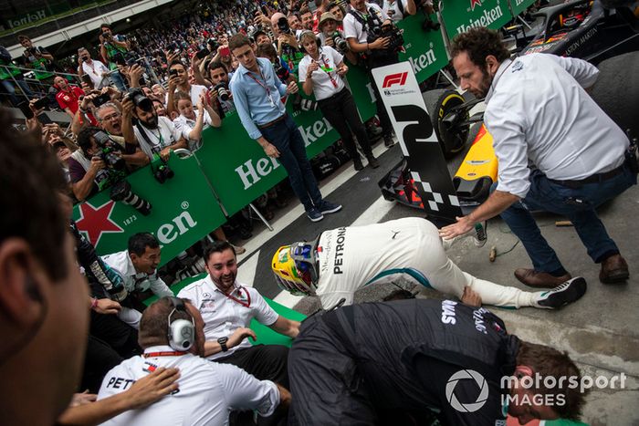 Las barreras se derrumban cuando Lewis Hamilton, Mercedes AMG F1 celebra con su mecánica en el Parc Ferme.