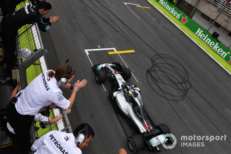 Le vainqueur Lewis Hamilton, Mercedes-AMG F1 W09 franchit la ligne d'arrivée