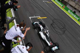 Le vainqueur Lewis Hamilton, Mercedes-AMG F1 W09 franchit la ligne d'arrivée