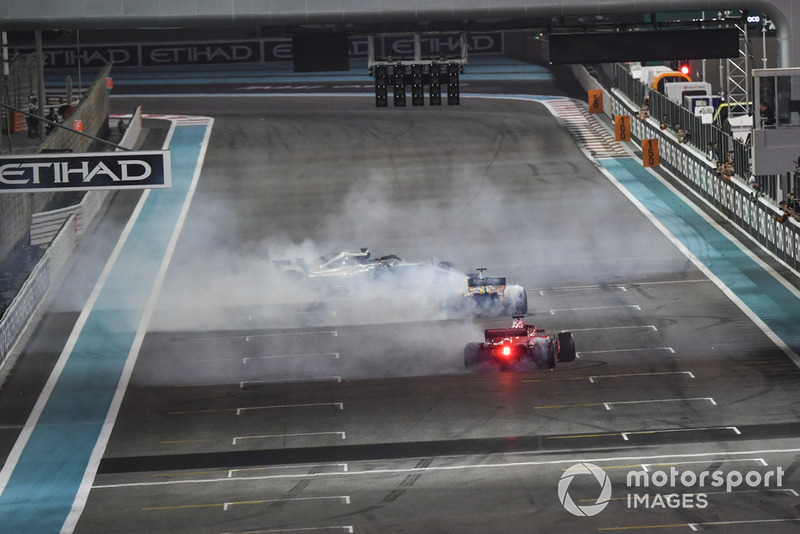 Lewis Hamilton, Mercedes-AMG F1 W09, Sebastian Vettel, Ferrari SF71H y Fernando Alonso, McLaren MCL33 haciendo donas al final de la carrera.