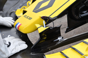 Crashed car of Nico Hulkenberg, Renault Sport F1 Team R.S. 18 in FP2