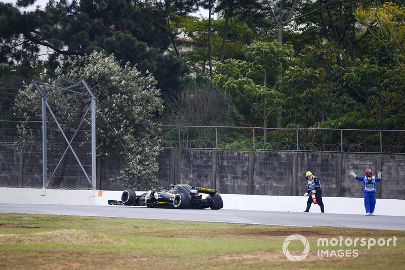 I marshal rimuovono la monoposto incidentata di Nico Hulkenberg Renault Sport F1 Team R.S. 18, nelle FP2