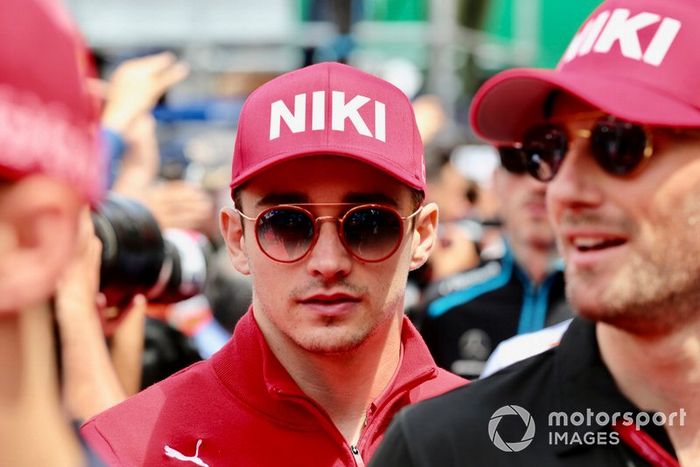 Charles Leclerc, Ferrari  con gorra roja en homenaje a Niki Lauda