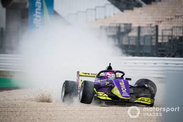 Choca al inicio de la carrera Alice Powell