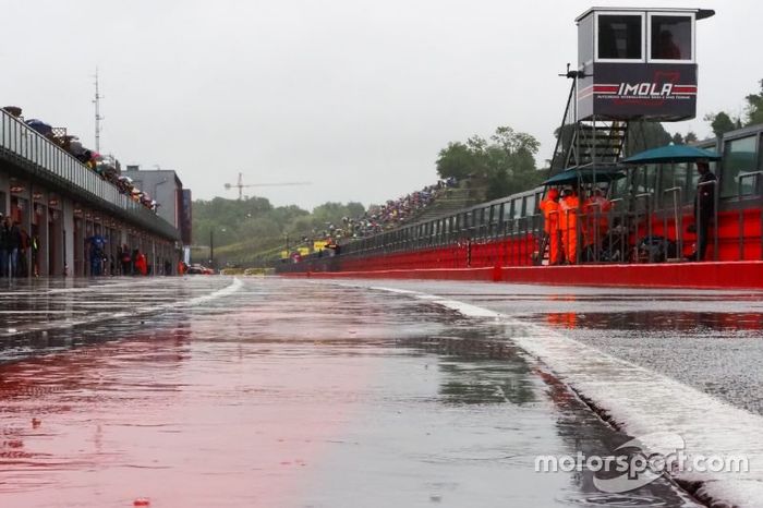 Lluvia en el  paddock