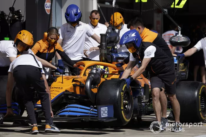 Lando Norris, McLaren MCL35M, en el pit lane