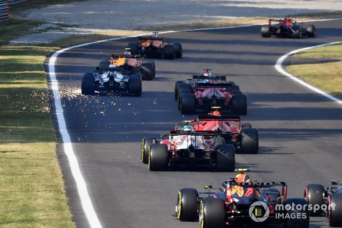 Chispas salen del coche de Pierre Gasly, AlphaTauri AT02 después de sufrir daños en la primera vuelta