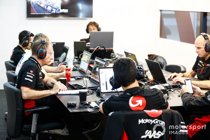 Ingenieros trabajando en el garaje de Haas F1
