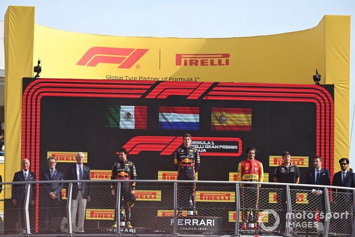 Sergio Pérez, Red Bull Racing, 2ª posición, Max Verstappen, Red Bull Racing, 1ª posición, Carlos Sainz, Scuderia Ferrari, 3ª posición, en el podio.