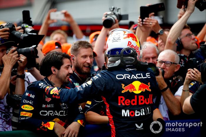 Max Verstappen, Red Bull Racing, 1ª posición, lo celebra con su equipo a su llegada al Parc Ferme