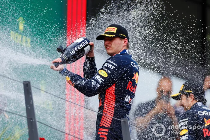 Max Verstappen, Red Bull Racing, 1ª posición, rocía el Champán de la victoria en el podio.