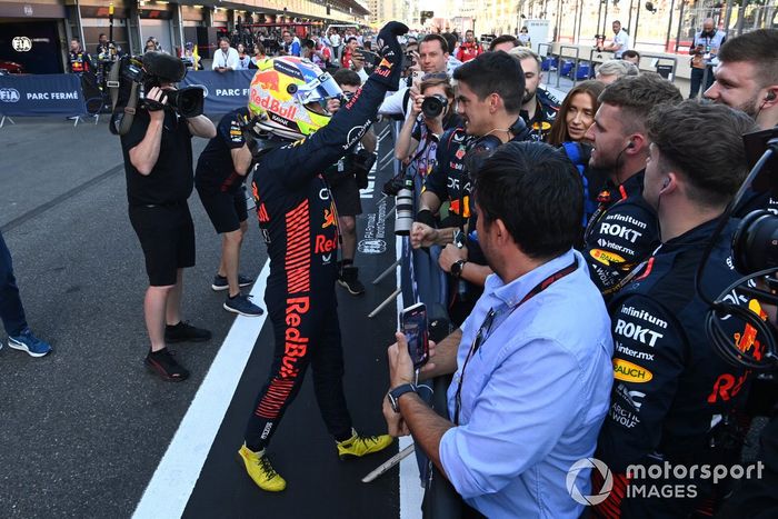 Sergio Pérez, Red Bull Racing, 1ª posición, celebra en Parc Ferme con su equipo tras la carrera Sprint