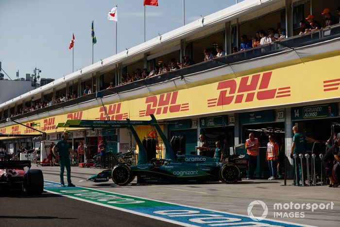 Fernando Alonso, Aston Martin AMR23, sale del garaje