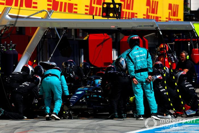 George Russell, Mercedes F1 W14, hace una parada en boxes