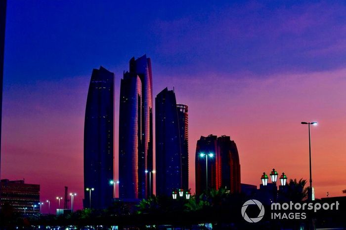 Una vista general de Abu Dhabi al caer la noche