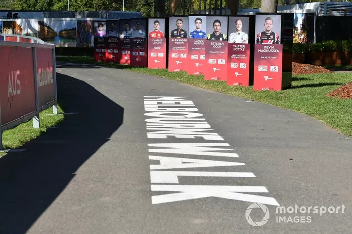 Paneles con los pilotos de Formula 1
