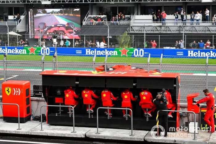 Charles Leclerc, Ferrari SF90, supera il team Ferrari al muretto box