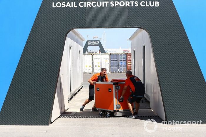 Los equipos de MotoGP empacando