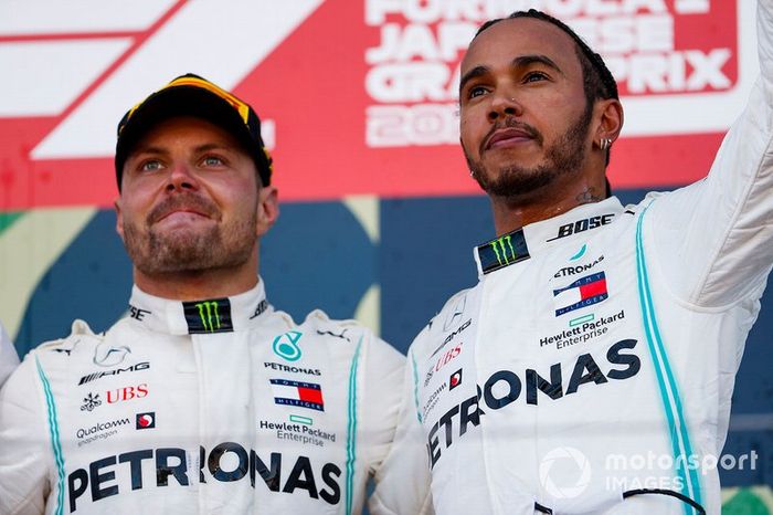 Podio: ganador Valtteri Bottas, Mercedes AMG F1 y tercero Lewis Hamilton, Mercedes AMG F1