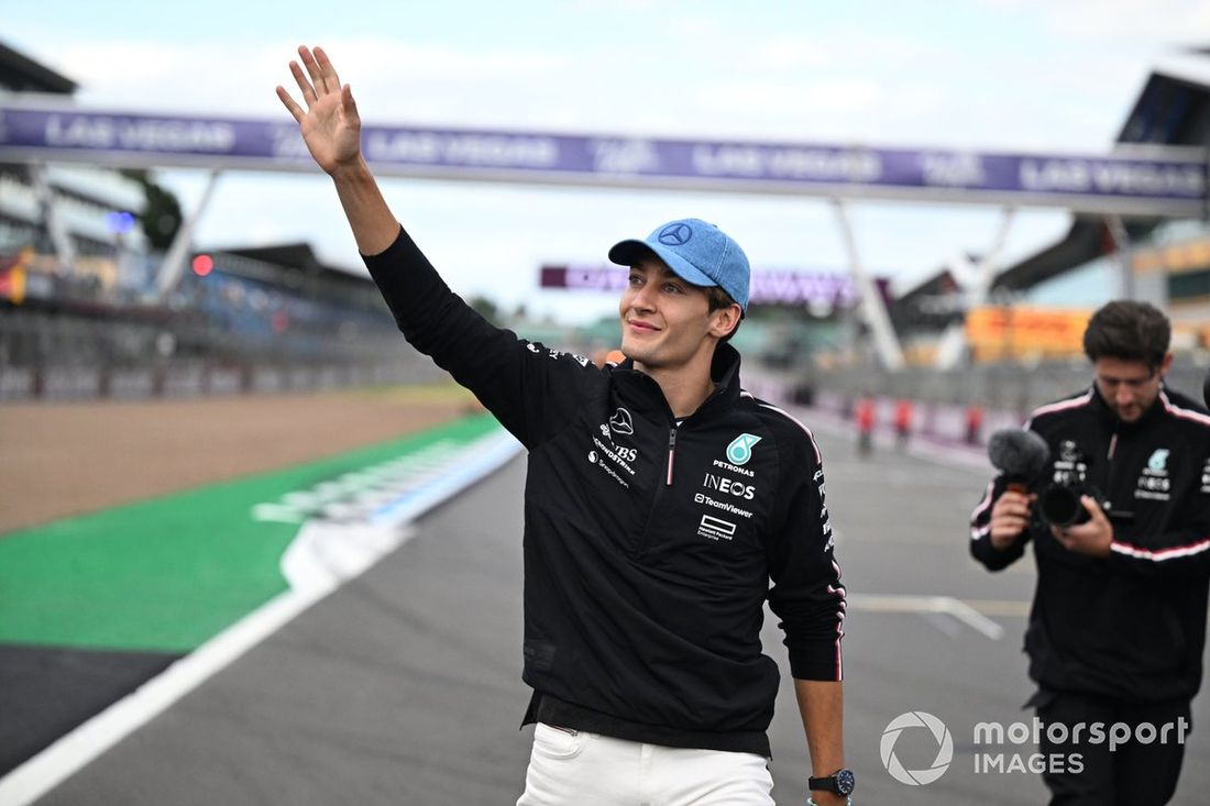 George Russell, Mercedes-AMG F1 Team, z prezenterami telewizji Sky grającymi w piłkę nożną
