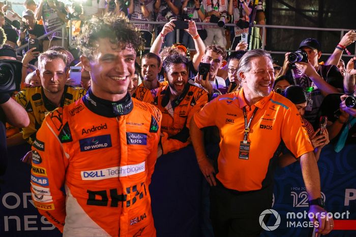 Lando Norris, McLaren F1 Team, 1ª posición, Zak Brown, CEO, McLaren Racing, y el equipo McLaren celebran en Parc Ferme
