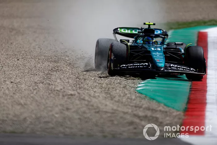 Fernando Alonso, Aston Martin AMR24, se desvía en la grava