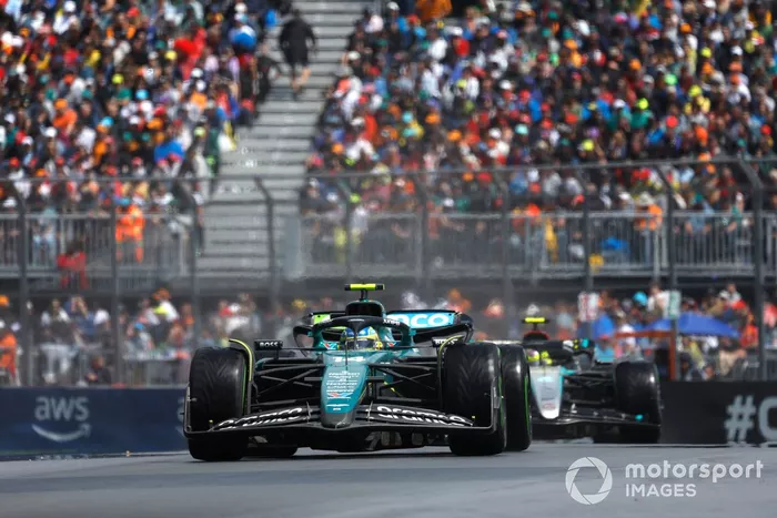 Fernando Alonso, Aston Martin AMR24, Lewis Hamilton, Mercedes F1 W15