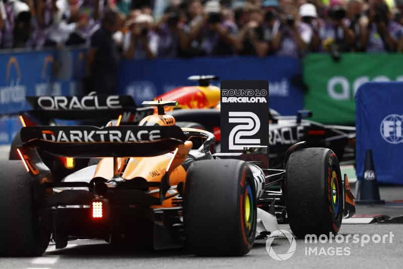 Lando Norris, McLaren MCL38, 2e position, gare sa voiture au Parc Ferme 