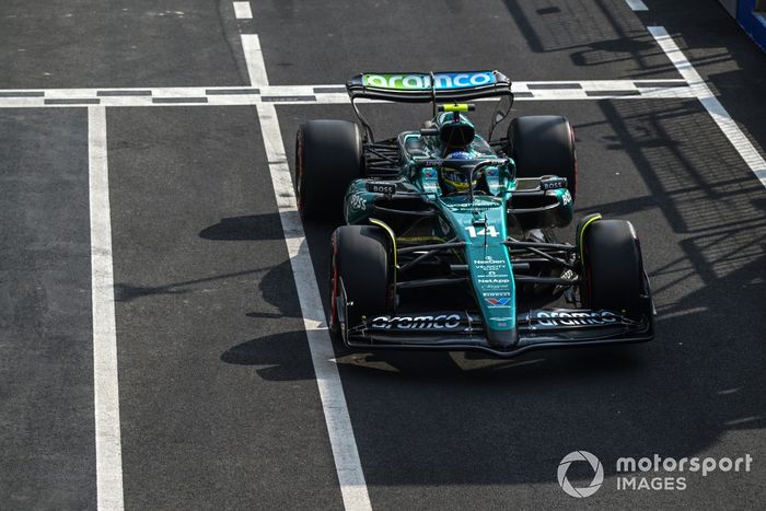 Fernando Alonso, Aston Martin AMR24, en boxes 