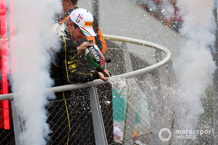 Charles Leclerc, Scuderia Ferrari, 1ª posición, rocía champán a los aficionados en celebración 