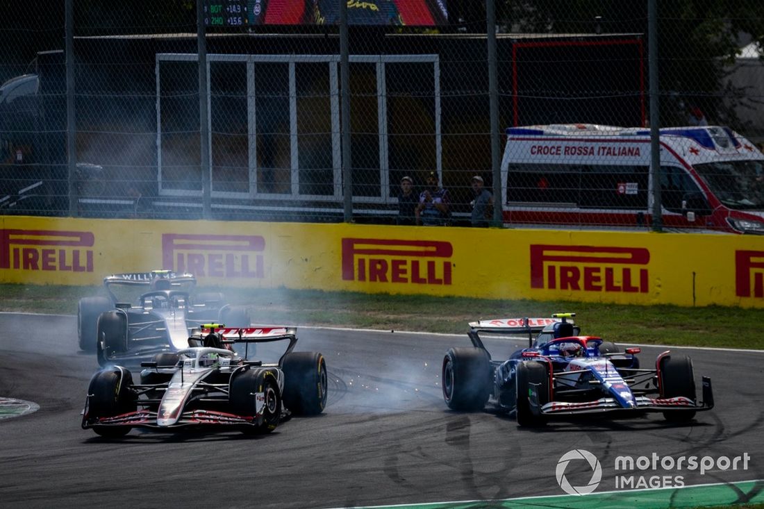 Nico Hulkenberg, Haas VF-24, Yuki Tsunoda, RB F1 Team VCARB 01