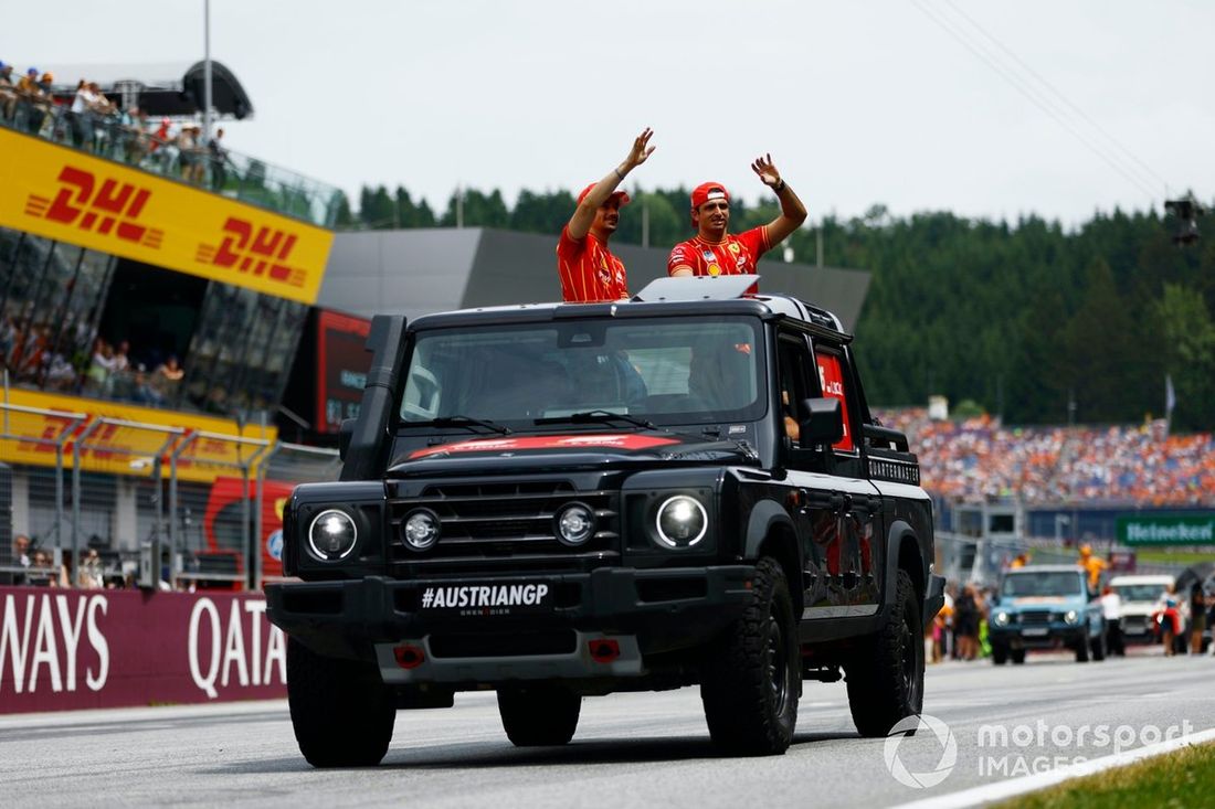 Charles Leclerc, Scuderia Ferrari, Carlos Sainz, Scuderia Ferrari, podczas parady kierowców