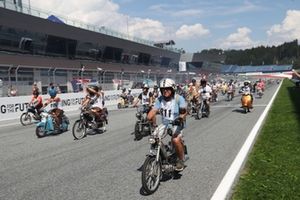 Vuelta a la pista en ciclomotor
